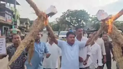 মৰাণ: মৰাণৰ ট্ৰেফিক পইণ্টত মন্ত্ৰী জয়ন্ত মল্ল বৰুৱা আৰু মুখ্যমন্ত্ৰী প্ৰতিমূৰ্তী দাহ কৰি যুৱ কংগ্ৰেছ প্ৰতিবাদ
