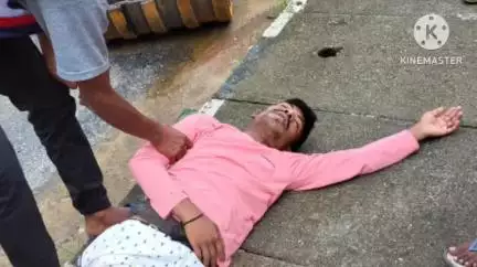 बुंडू: पेट्रोल पंप बुंडू के सामने बाइक से गिरकर एक युवक घायल