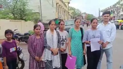 राठ: छात्रों ने फरसौलियाना इलाके के युवक पर जीएनएम डिप्लोमा कराने के नाम पर लाखों रुपए हड़पकर भाग जाने का लगाया आरोप