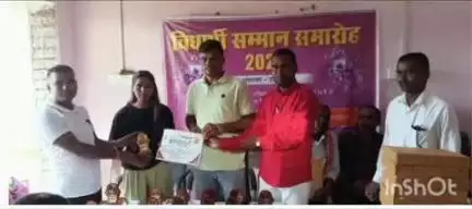 मेराल: मेराल प्रखंड के हासनदाग पंचायत में मुखिया ने हाई स्कूल और इंटर के टॉपर छात्रों को किया सम्मानित