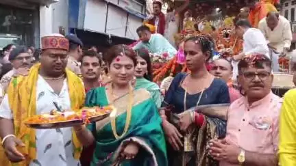 नाहन: भगवान जगन्नाथ जी की 17वीं रथ यात्रा का किन्नर समाज ने रानीताल के समीप पुष्प वर्षा से किया स्वागत
