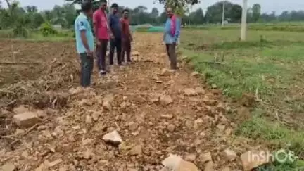 कांकेर: ग्राम चाणक्यपुरी में दबंगों ने खेत जाने वाले मार्ग पर धारदार गिट्टी बिछाकर रास्ता किया अवरुद्ध