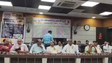 आज़मगढ़: नेहरू हाल में गूंजा गौरव गीत, 150 मेधावी छात्र-छात्राएं हुए सम्मानित, मिला शिक्षा और समाजोत्थान का संदेश