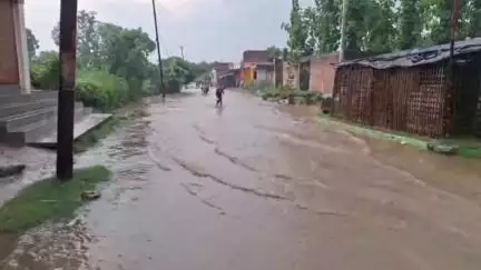 कन्नौज: शहर में भारी जल भराव की लाइव तस्वीरें, पानी के बीच से गुजरी बाइक और साइकिल