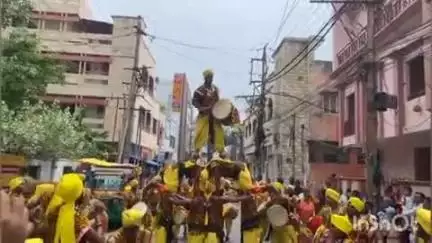 కొడంగల్: విజయవాడ కనకదుర్గమ్మ సన్నిధిలో ఒగ్గుడోలు ప్రదర్శన నిర్వహించి అబ్బురపరచిన నాందర్పూర్ ఒగ్గుడోలు కళాకారులు