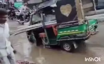 चतरा: न्यू बस स्टैंड के पास गड्ढे में पानी भरने से पलटा टेंपो, चालक बाल-बाल बचा