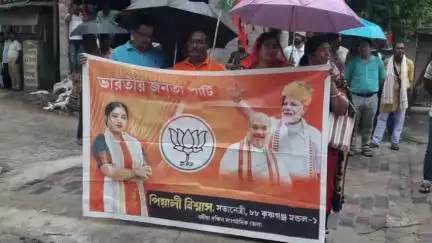 কৃষ্ণগঞ্জ: বিজেপি মন্ডল ১ এর পক্ষ থেকে কৃষ্ণগঞ্জ থানা ঘেরাও কর্মসূচীতে মন্ডল ১ সভাপতি পিয়ালী বিশ্বাস