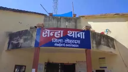 सेन्हा: पुलिस ने मोबाइल दुकान चोरी मामले में घाघरा से तीन-चार संदिग्धों को हिरासत में लिया, पूछताछ में चोरी के दो मोबाइल बरामद