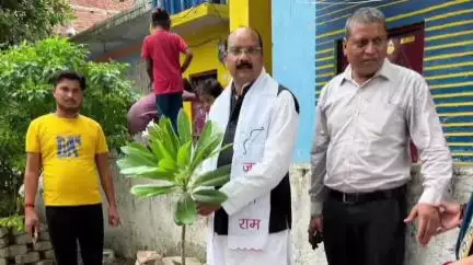 शाहजहांपुर: सांसद अरुण सागर ने साउथ सिटी-अजीजगंज में 'एक पेड़ मां के नाम' अभियान के तहत मोहल्ले वासियों के साथ किया पौधरोपण