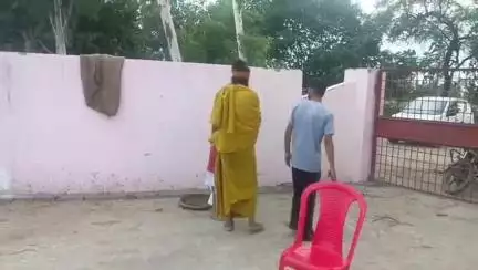 चंदौसी: गांव अकरोली की अस्थाई गौशाला में उत्तर प्रदेश के 15 जिलों की गौशालाओं के भ्रमण पर पहुंचे सेवा समिति संस्थान बेदल चरण