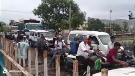 शेखपुरा: शेखपुरा स्टेशन के हसनगंज रेलवे फाटक पर जाम में अचानक आई ट्रेन, गेटमैन ने रोका, बड़ा हादसा टला