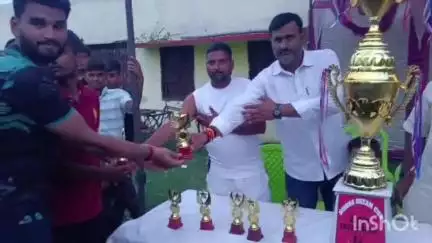 चरपोखरी: चरपोखरी प्रखंड मुख्यालय स्थित खेल मैदान में वालीबॉल के फाइनल मैच में चरपोखरी की टीम बनी विजेता