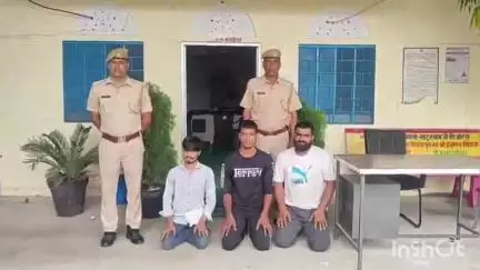 दांतारामगढ़: खाटूश्यामजी सदर थाना पुलिस ने बिना नंबर की कैंपर गाड़ी में घूमते हिस्ट्रीशीटर सहित 3 जनों को किया गिरफ्तार