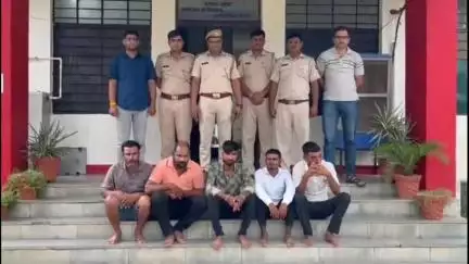 झालरापाटन: सदर पुलिस ने रामगढ़ कच्चे रास्ते पर 5 जुआरियों को किया गिरफ्तार, ₹22,800 की जुआ राशि की जब्त