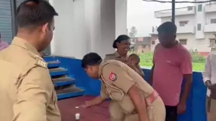 नौतनवा: भुंडी बाईपास के पास नाले में मिला 6 माह का नवजात, पुलिस ने परिजनों को सौंपा