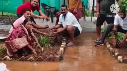 दुर्गुकोंदल: लोहत्तर थाना परिसर में रोपे गए फल एवं छायादार पौधे, बताया गया गार्डनिंग के महत्व के बारे में