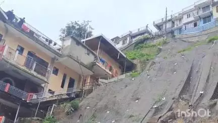 मंडी: मंडी में विश्वकर्मा पहाड़ी पर फिर भूस्खलन का खतरा, डेढ़ करोड़ की नई तकनीक पहली बारिश में फेल, जाली-नेट फटी, मलबा बिखरा