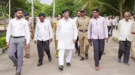 ಗುಂಡ್ಲುಪೇಟೆ: ಬೇಗೂರಿನ ಕಿತ್ತೂರು ರಾಣಿ ಚನ್ನಮ್ಮ ವಸತಿ ಶಾಲೆಗೆ ಸಚಿವರಾದ  ಡಾ.ಹೆಚ್.ಸಿ.ಮಹದೇವಪ್ಪ ಧಿಡೀರ್ ಭೇಟಿ: ಪರಿಶೀಲನೆ