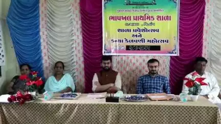 સુબીર: ભાપખલ ગામે નવાગંતુક ભૂલકાંઓને શાળા પ્રવેશ કરાવતા ડાંગના પ્રાયોજના વહીવટદાર શ્રી આંનદ પાટીલ .