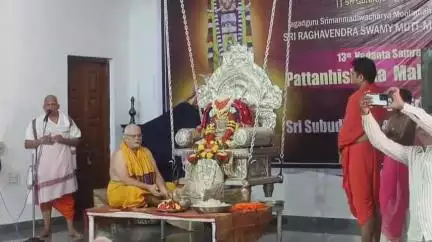 మంత్రాలయం: మంత్రాలయం శ్రీ రాఘవేంద్ర స్వామి మఠంలో భక్తుల రద్దీ నేపథ్యంలో సీఐ రామాంజులు ఆధ్వర్యంలో బందోబస్తు ఏర్పాటు చేసిన పోలీసులు