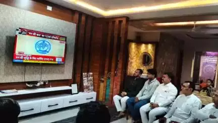 ब्यावरा: राज्य मंत्री ने बूथ क्रमांक 89 पर प्रधानमंत्री नरेंद्र मोदी के 'मन की बात' कार्यक्रम का लाइव प्रसारण सुना