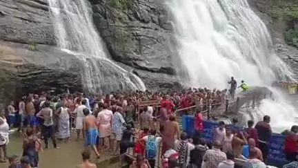 தென்காசி: அருவியில் குளித்து விட்டு வந்த மூதாட்டி மாரடைப்பால் மரணம் காவல்துறை விசாரணை.