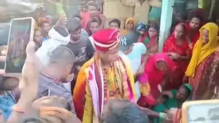 बथनाहा: नरहा में माशूका से मिलने आए प्रेमी युवक की गांव वालों ने पड़कर कराई शादी, शादी का वीडियो आया सामने #viral