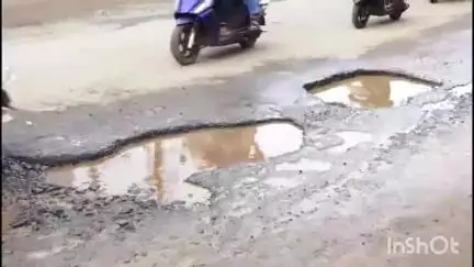 പട്ടാമ്പി: റോഡിലെ കുഴികളിൽ ജനപ്രതിനിധികളെ വാഴകളാക്കി നട്ട് പട്ടാമ്പിയിൽ കെ.എസ്.യു പ്രതിഷേധം