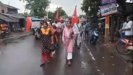 পূর্বস্থলী ১: সারা ভারত ধর্মঘট সফল করতে ও কসবা গনধর্ষণ কাণ্ডের প্রতিবাদে নিমতলা কিষাণ মান্ডি থেকে হাট শিমলা পর্যন্ত বামেদের মিছিল
