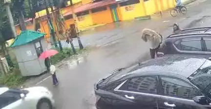रूड़की: जादूगर रोड के पास कार के कुचलने से एक युवती की दर्दनाक मौत, सीसीटीवी कैमरे का वीडियो हुआ वायरल
