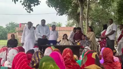 बिदुपुर: डीएम वर्षा सिंह ने सैदपुर गणेश और चकठाकुरसी कुशियारी पंचायत में मतदाता पुनरीक्षण कार्य का निरीक्षण किया