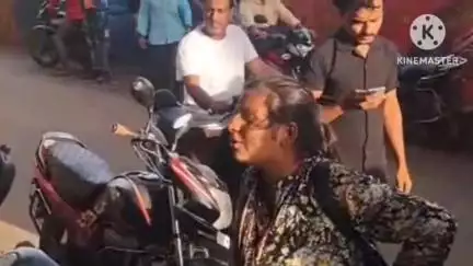 आगर: आगर के गर्ल्स स्कूल के सामने एक महिला ने शराब के नशे में जमकर किया हंगामा, जुटी भारी भीड़