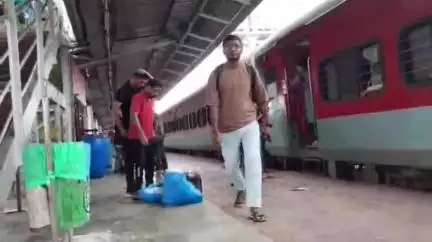 झांसी: झांसी स्टेशन पर अवैध वेंडर जमीन पर रखकर बेच रहे खाना, ट्रेन में यात्रा कर रहे यात्री ने वीडियो किया वायरल