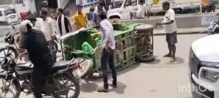 बलिया: बहेरी गांव स्थित NH-31 पर रसोई गैस सिलेंडर लदी पिकअप ने ई-रिक्शा में मारी टक्कर, 2 लोग हुए घायल