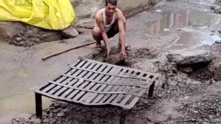 सुठालिया: परलापुरा क्षेत्र के निवासी विभिन्न मांगों के साथ सोमवार को नपा में करेंगे धरना प्रदर्शन, गड्ढे में गिरा बाइक सवार
