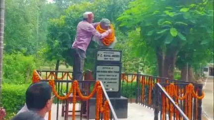 गिरिडीह: राष्ट्रीय सांख्यिकी दिवस पर महालनोबिस जयंती मनाई गई, प्रतिमा पर माल्यार्पण कर दी श्रद्धांजलि