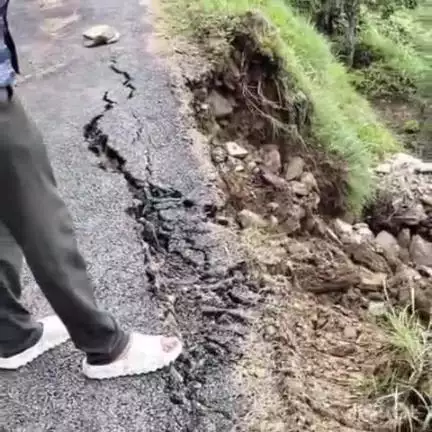 कोटखाई: बाड़ी लोश्टा नेराघाटी सड़क हल्की बरसात के बाद हुई क्षतिग्रस्त, प्रशासन ने लोगों से गाड़ी संभाल कर चलाने की अपील की