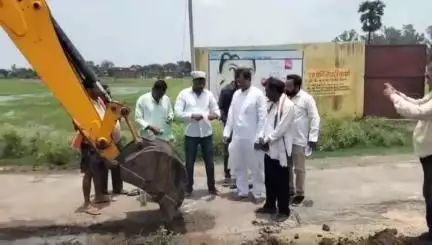 नोखा: नोखा पश्चिम पट्टी से गम्हरिया जाने वाले पथ का निर्माण कार्य शुरू