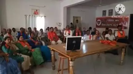 नीमच नगर: पंडित दीनदयाल मंडल के शक्ति केंद्र क्रमांक 2 के बूथ नंबर 29 पर भाजपाजनों ने "मोदी की मन की बात कार्यक्रम को सुना