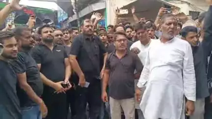 मुज़फ्फरनगर: किदवई नगर स्थित जैनबिया स्कूल पर शिया समाज के लोगों ने दरोगा और सिपाही पर गाली देने का आरोप लगाते हुए किया बवाल