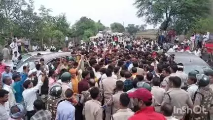 आरोन: गेहूं खेड़ा गांव में मृतक शिक्षक के परिजनों ने शव रखकर किया चक्का जाम, पुलिस तैनात
