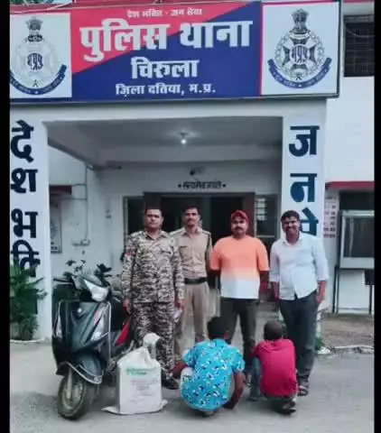 दतिया नगर: चिरूला पुलिस ने 3 पेटी अवैध देशी शराब और स्कूटी ज़ब्त कर 2 आरोपियों को किया गिरफ्तार, ₹57,425 का माल ज़ब्त