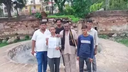झांसी: लक्ष्मी तालाब स्थित भूतनाथ के कुएं की 20 से 25 फीट गहरी सफाई व सुंदरीकरण कराने को लेकर मंडलायुक्त को सौंपा ज्ञापन