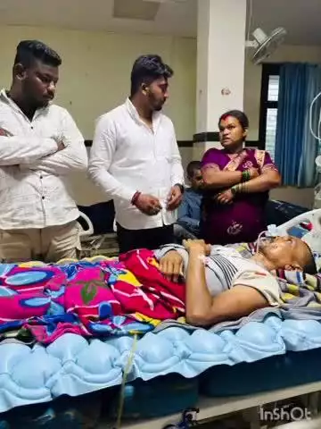 धमतरी: हरफतराई के राइस मिल में घायल हुए हमालों से एनएसयूआई के जिलाध्यक्ष ने अस्पताल में की मुलाकात