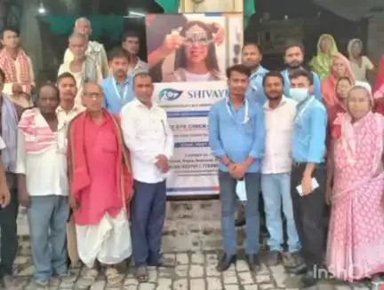छौड़ाही: नारायणपीपर में जनता दल यू के जिलाध्यक्ष के दरवाजे पर 300 रोगियों को मुफ्त में आंख की जांच और दवा दी गई