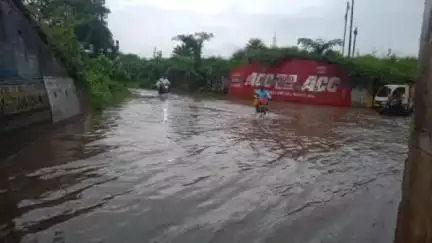 आदित्यपुर गम्हरिया: लगातार बारिश से गम्हरिया रेलवे स्टेशन का पुल जलमग्न, आवागमन बाधित, लगी वाहनों की लंबी कतार
