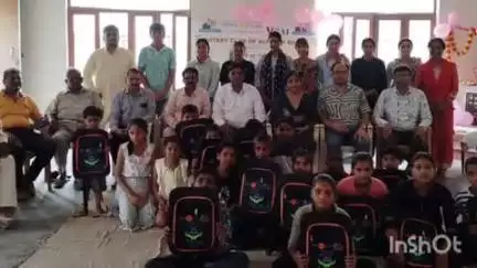 इगलास: इगलास मोहनलाल कन्या जूनियर हाई स्कूल गौतम में रोटरी क्लब (रुद्र) द्वारा छात्रों को निशुल्क स्कूल बैग का वितरण किया गया