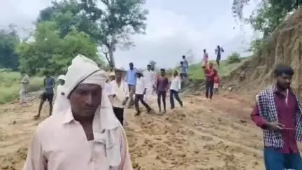 रफीगंज: रफीगंज के भेंटनिया गांव में लगभग ₹16 करोड़ की लागत से बनेगी पुल एवं सड़क, पूर्व विधायक ने किया शिलान्यास