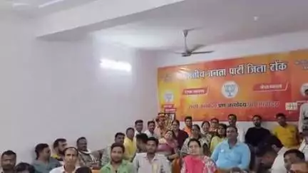 टोंक: भाजपा जनसंवाद केंद्र बूथ संख्या 173 पर भाजपा कार्यकर्ताओं ने पीएम नरेंद्र मोदी के मन की बात कार्यक्रम सुना