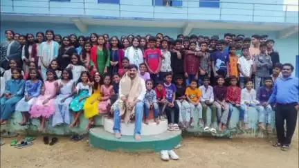 ଭଟଲି: ତେଜାଗୋଲା ଗ୍ରାମର ସ୍ବପ୍ନ କେନ୍ଦ୍ର ଛାତ୍ରାବାସ ରେ ଆଜି ଛାତ୍ର ଛାତ୍ରୀଙ୍କୁ ଭେଟିଲେ ଭଟଲୀ ବିଧାୟକ ଶ୍ରୀଯୁକ୍ତ ଈରାସିସ ଆଚାର୍ଯ୍ଯ